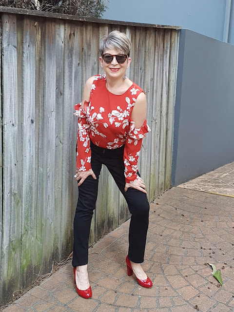 Cold shoulder floral top, black skinny jeans, red shoes