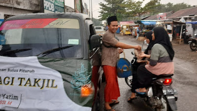 Keluarga Santri Al-Iman Pituruh Wujudkan Indahnya Berbagi di Bulan Ramadhan 