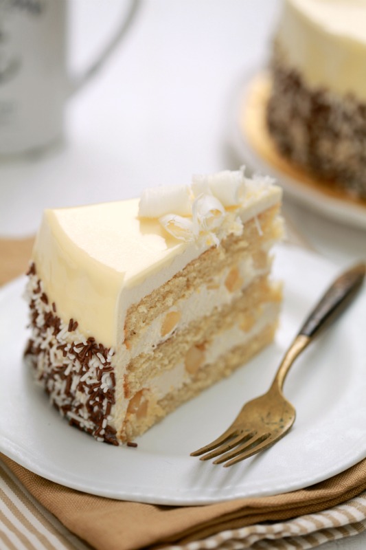 WHITE CHOCOLATE MACADAMIA CAKE - masam manis