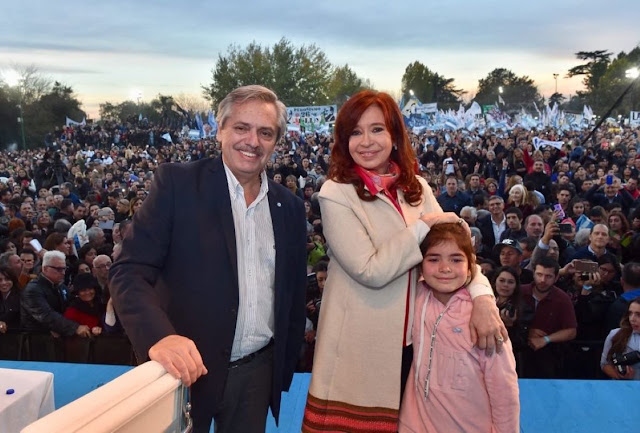 Quando faltavam 44 dias para o encerramento das listas de candidatos presidenciais, Cristina Fernández de Kirchner fez uma jogada memorável em 9 de maio, apresentando seu livro Sinceramente em Buenos Aires, na Feira do Livro. O evento contou com a participação das Mães e Avós da Praça de Maio, organizações de direitos humanos, líderes políticos do peronismo e de outros partidos, sindicalistas e empresários. Atores argentinos famosos, como Leo Sbaraglia e Cecilia Roth (ambos no último filme de Pedro Almodóvar, Dor e Glória), e o músico Leon Gieco também estiveram presentes.