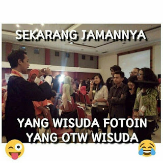 Gambar Lucu saat Wisuda