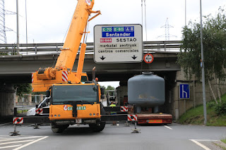 Labores de desbloqueo de la carga en el túnel de la A8 en Kareaga