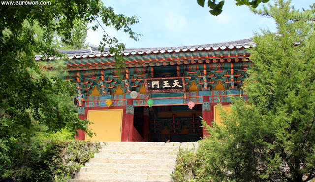 Puerta de entrada al templo Buseoksa