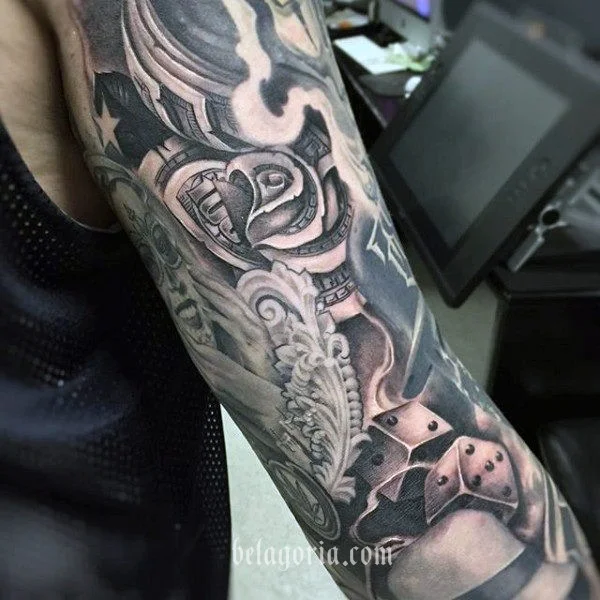 foto de un espectacular tatuaje de dados y crtas de juego