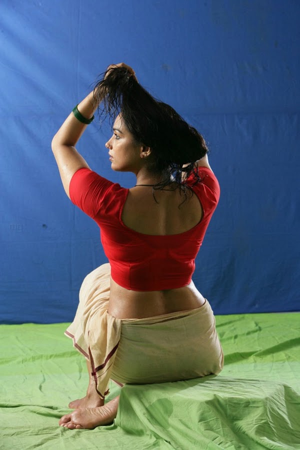 Hot Swetha Menon Saree Thaaram Movie Photoall