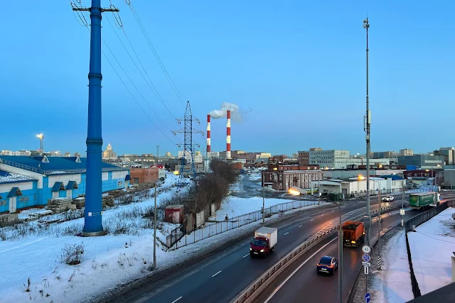 вид с Киевского путепровода, железнодорожная станция Москва-Пассажирская-Киевская, бывший Экспериментальный завод полимерных материалов «Пластик» / Дорогомиловский химический завод