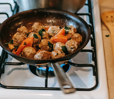 Bakso adalah salah satu makanan favorit di Indonesia yang terkenal dengan rasa lezat dan tekstur kenyalnya. Biasanya disajikan dalam kuah kaldu dengan tambahan mie, sayuran, dan bumbu-bumbu yang khas. Dalam artikel ini, kami akan membagikan 10 resep variasi bakso yang berbeda, sehingga Anda dapat menikmati hidangan yang beragam dan menggugah selera.