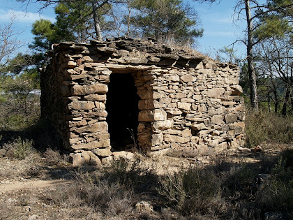 Barraca de vinya, de tipologia quadrada, de la Serra Mitjana