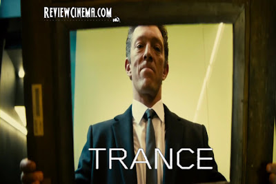 <img src="Trance.jpg" alt="Trance Franck memegang frame lukisan yang sudah kosong">