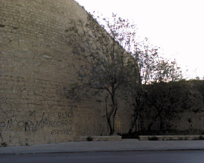 στην πύλη του Παντοκράτωρα (φ.Μ.Κυμάκη)