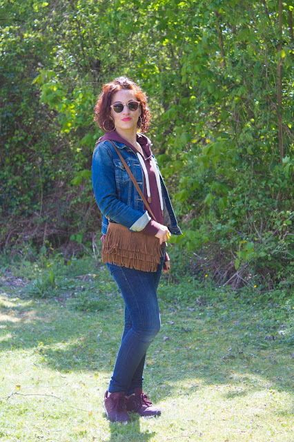 Un look casual en denim et bordeaux 💕