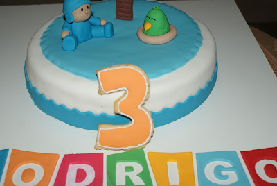 tartade fondant de pocoyo con personajes modelados