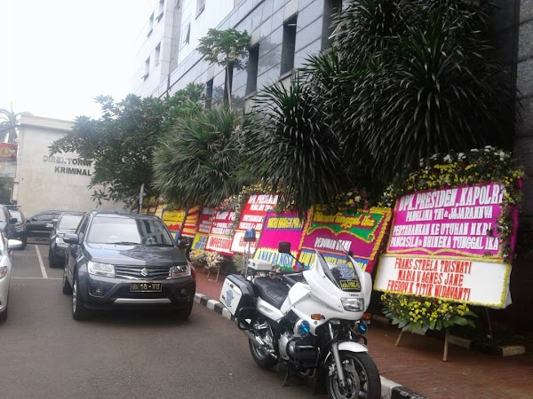 Misterius, Polda Metro Angkat Bicara Pengirim Puluhan Karangan Bunga ke Markas Polisi