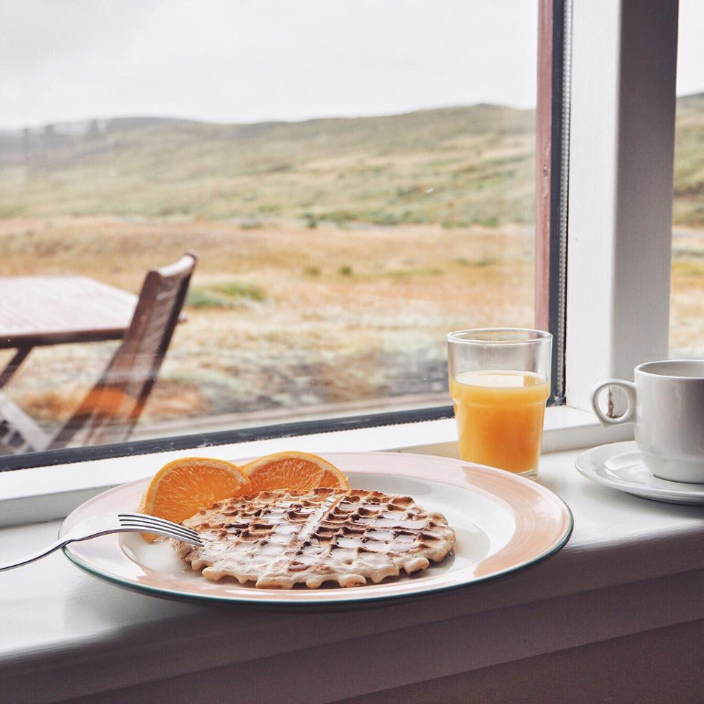 Petit-déjeuner - gaufres et sirop pour pancakes