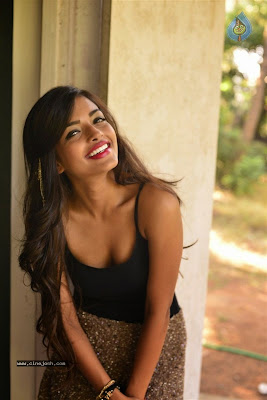  Ashna Zaveri 