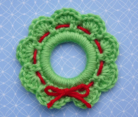 http://whiskersandwool.blogspot.nl/2011/11/christmas-wreath-ring-christmas.html