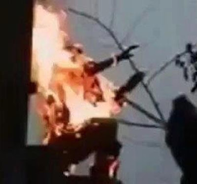 Seorang Wanita Tewas Terbakar Saat Demo Anti Jilbab 
