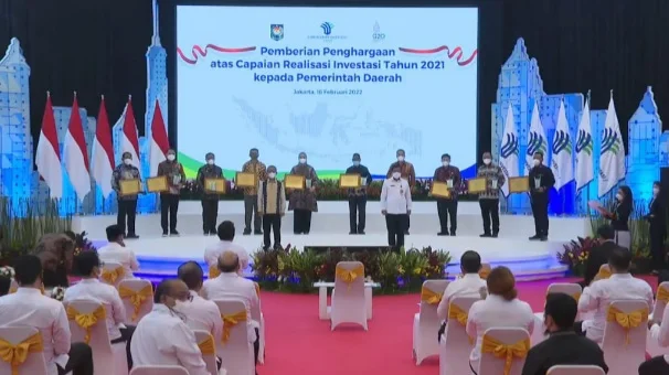 Kepala BKPM Berikan Penghargaan Pada Daerah yang Capai Target Realisasi Investasi tahun 2021