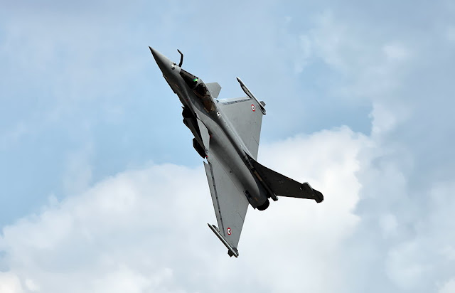 Dassault Rafale turning