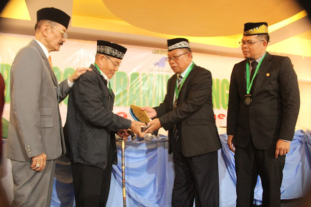 Maranao Top 90 cadre receives the Kampilan Award from Bangsa Mranaw Congress