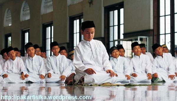 Blog Masjid Nurussyams: Pentingnya Sholat Berjamaah