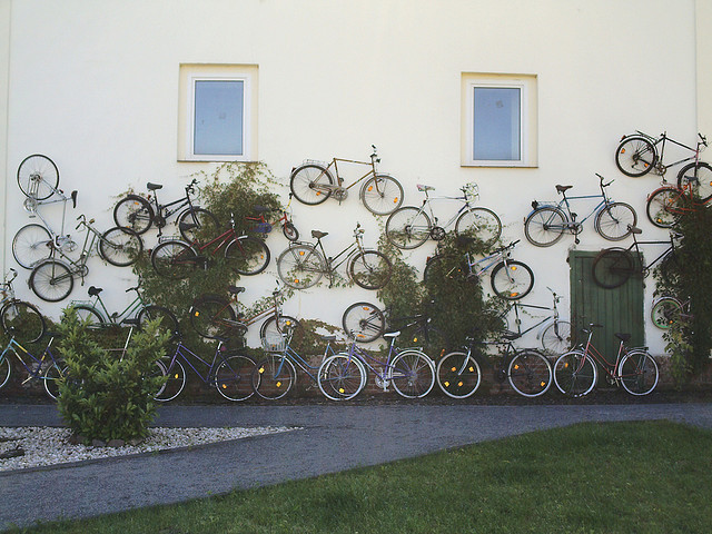 Bicicletaria chama a atenção com 120 bicicletas penduradas na parede