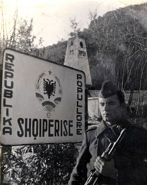 Un soldato di frontiera albanese nella zona di confine con la Grecia, 1979