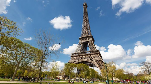 Megahnya Menara Eiffel di Paris Perancis Megahnya Menara Eiffel di Paris Perancis