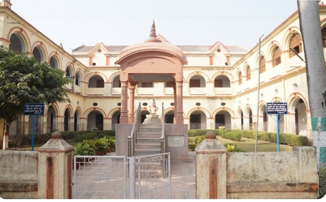 This is a picture of Central Hindu University which is world famous which was established under the guidance of Madan Mohan Malaviya ji