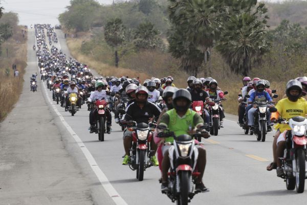 DEVOTOS DE SÃO FRANCISCO: Motorromaria reúne 25 mil motociclistas em cortejo de Fortaleza a Canindé