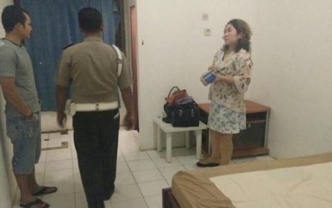 Nyonya Yuliana, Istri Polisi Yang Tertangkap Basah Sekamar Dengan Polisi Lain
