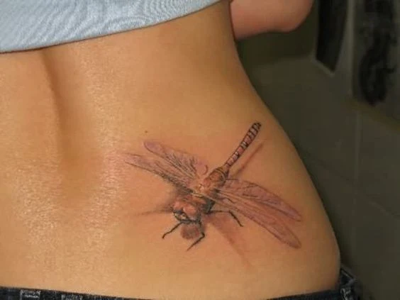 chica con un tatuaje de libelula muy femenino y detallado