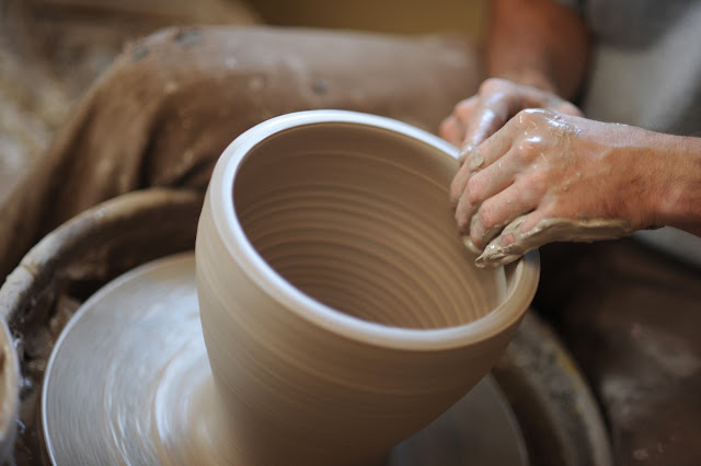 Pengertian Keramik adalah Benda dari  Tanah  Liat  yang 