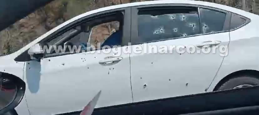 Sicarios asesinaron a dos hombres desde auto a auto en la carretera Amatitlán de Azueta-Acatlán de Osorio, en Puebla