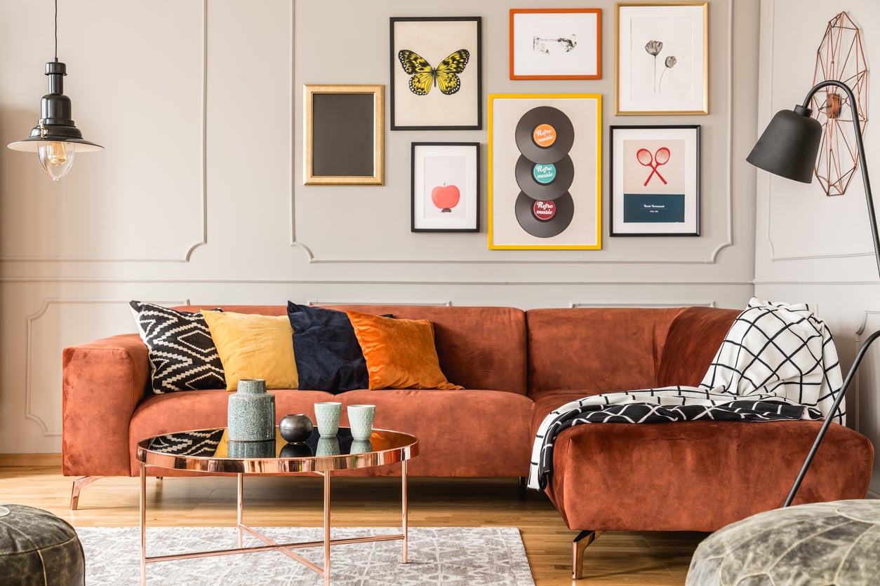 Oturma Odası Duvar Dekorasyonu Fikirleri: Ev İçin Yaratıcı ve Trend Seçenekler