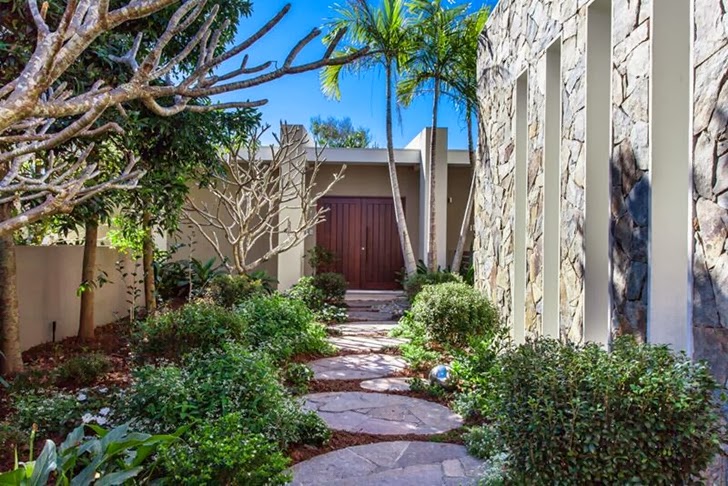Walkway in Classy contemporary house in Casuarina, Australia