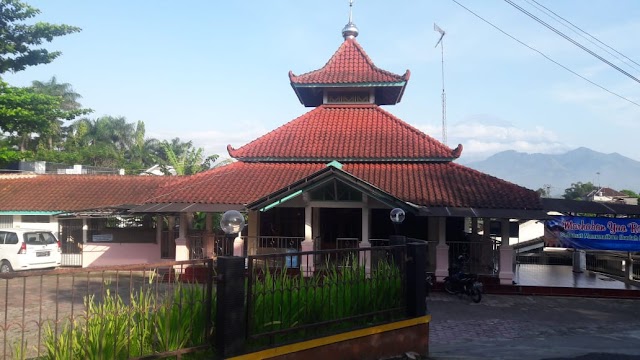 Bersih Masjid Tiap Hari (Ramadhan ke-8): Masjid Ukhuwah Islamiyyah Potrobangsan kota Magelang