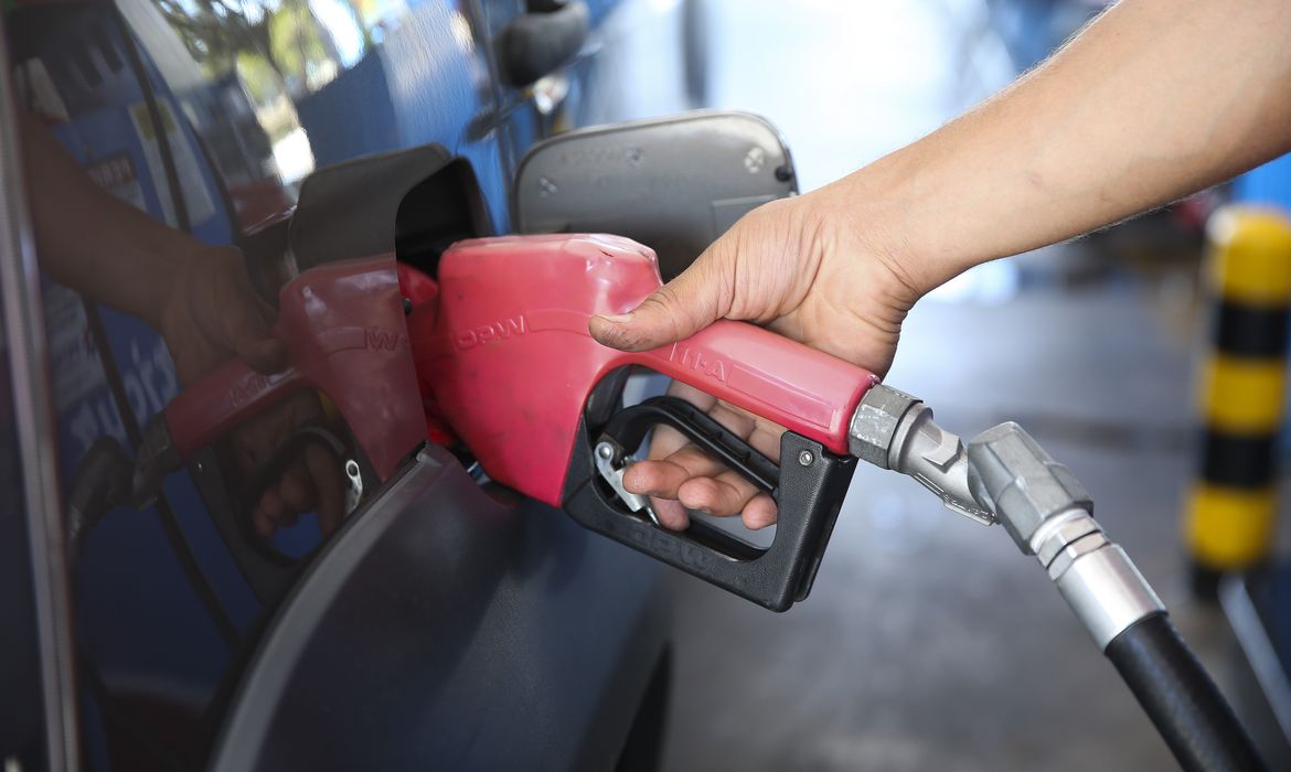 Gasolina volta a cair nos postos, preço médio do litro recua e etanol cai