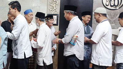 Pj Gubernur Jabar Tarawih di Masjid Tertua di Cimahi