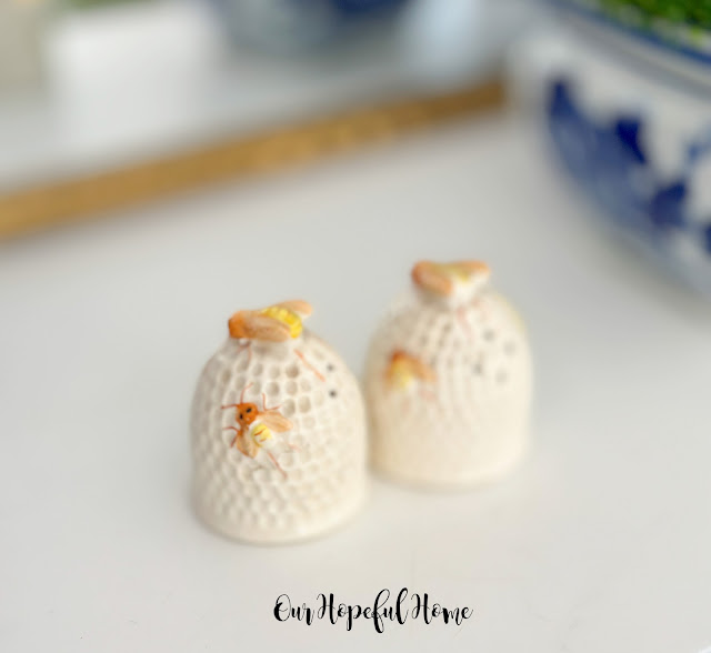 Marutomoware bee hive salt and pepper shakers with yellow flowers