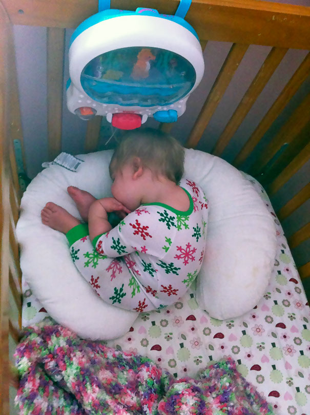 15+ Hilarious Pics That Prove Kids Can Sleep Anywhere - Napping While Sitting
