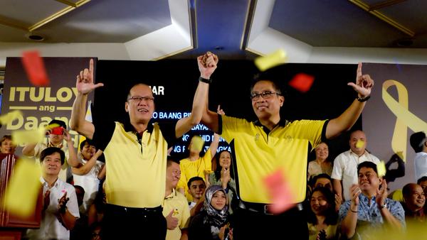 PNoy, Roxas show Liberal Party hand gestures, unity for 2016 elections