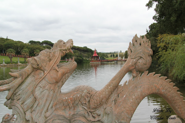 Percorro mais um pouco do parque e deparo me com o lago rodeado de budas, mas o que me atraiu o olhar foi o dragão situado numa das pontas e o coreto mesmo no centro do lago. Onde me posiciono para além da beleza do dragão o reflexo nas águas permitem dar brilho à fotografia. 