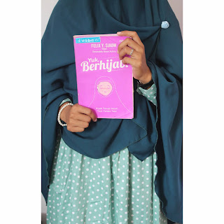 foto muslimah pegang buku