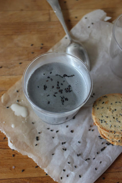 Cuillère et saladier : Latte au sésame noir