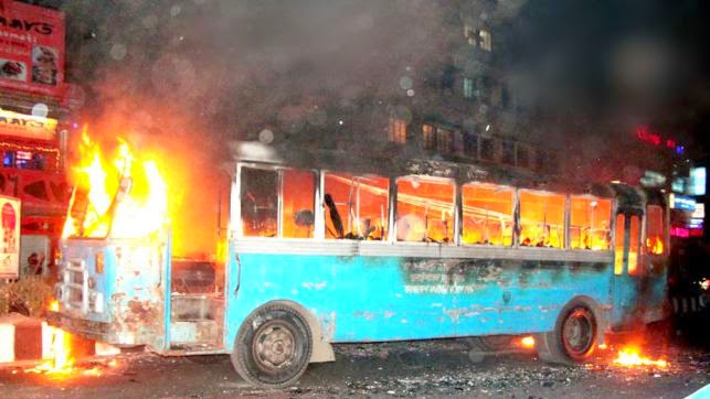 সন্ধ্যার পরে রাজধানীতে ৫টি পরিবহনে আগুন, বিভিন্ন স্থানে ককটেল বিস্ফোরণ, মিছিল