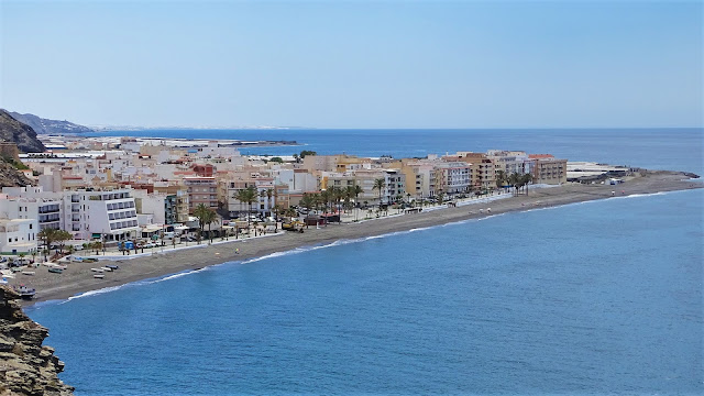 Vista aérea de la playa de la Rabita, con edificios altos a su espalda.