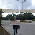 Solitaria protesta afuera de Xcaret por presencia de Ombudsman