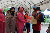 Puluhan Petugas Kebersihan Di Banda Aceh, Terima Paket Sembako Dari Ketua PD Bhayangkari Aceh Dan Polwan Polda Aceh