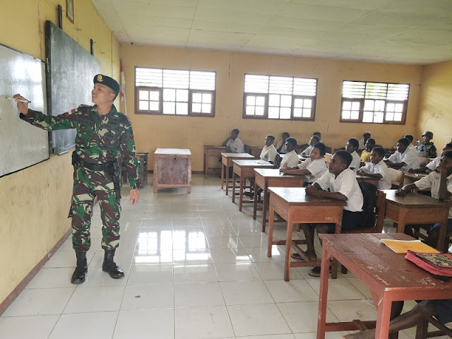  Siswa SMP N 1 Kimaam Belajar Bersama Satgas Yonif 755 Kostrad